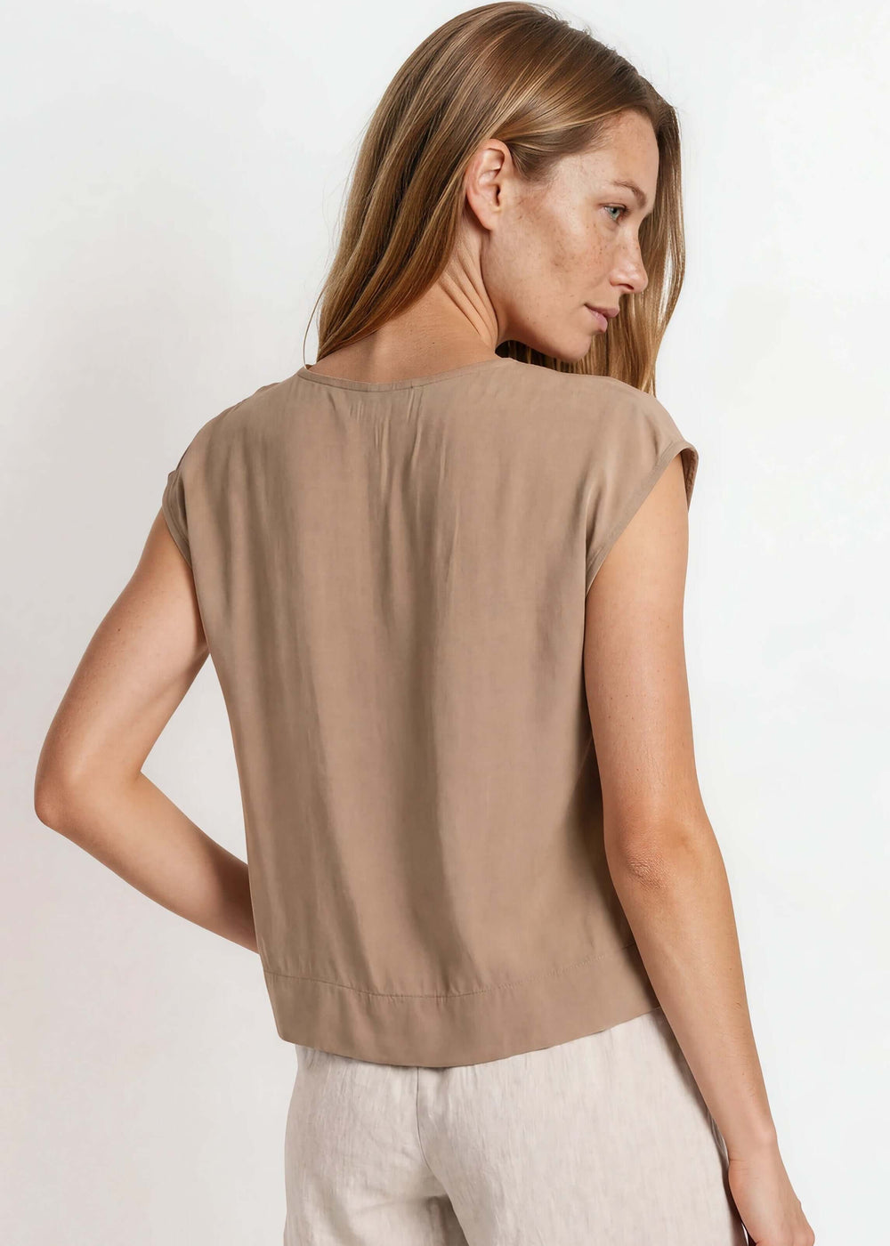 Shop the Bella Boxy Top in Dune — a lightweight 100% rayon crosshatch woven top with a relaxed fit and cap sleeves. Made in USA. True to size.