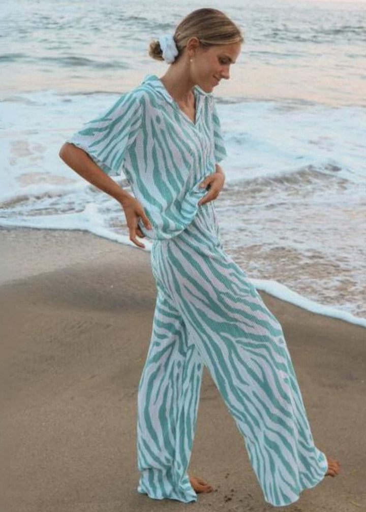 Turquoise Zebra Pleated Set Collared Short Sleeve Top Elastic Waist Bottoms Pleated Pants Crinkled Fabric Very Lightweight 100% Polyester Made in USA