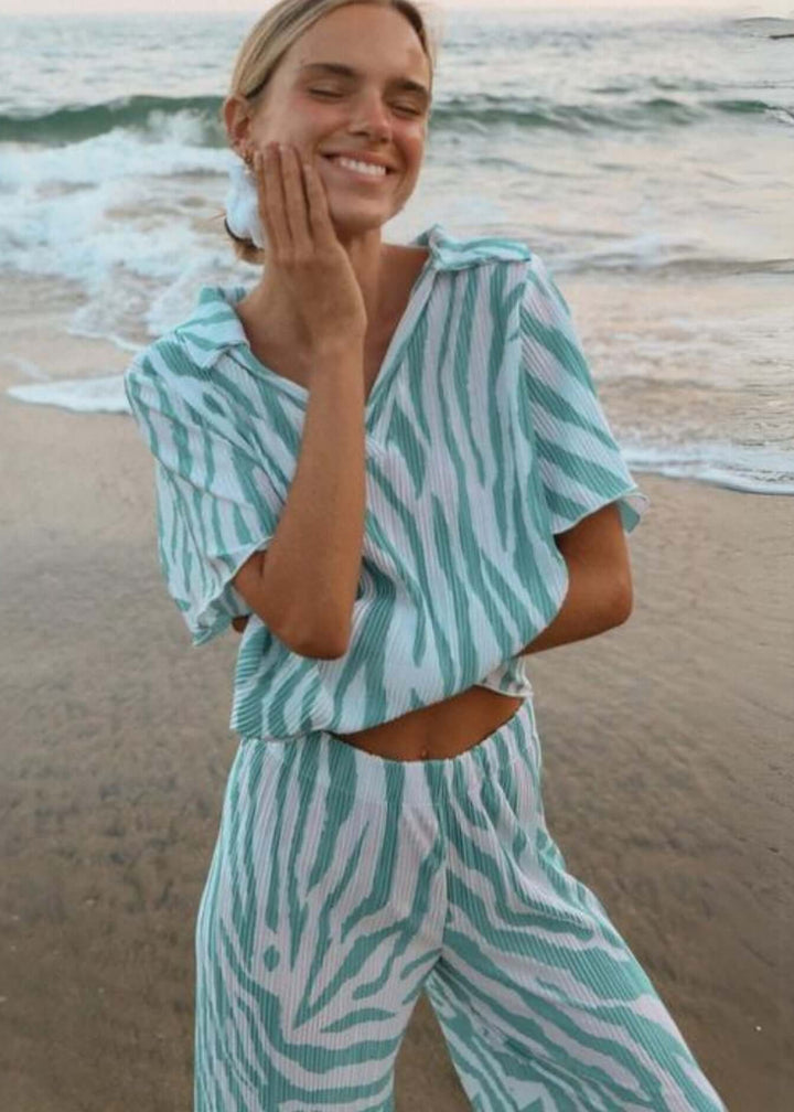 Turquoise Zebra Pleated Set Collared Short Sleeve Top Elastic Waist Bottoms Pleated Pants Crinkled Fabric Very Lightweight 100% Polyester Made in USA