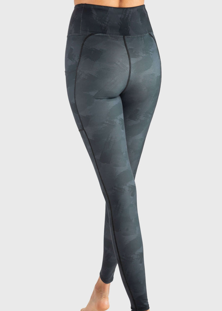 Feel the freedom to move with the 4-way stretch fabric that provides ultimate flexibility, durability, and comfort. The wide waistband comes with built-in elastic for a secure fit while you conquer the outdoors in your Blackout Camo Pocketed Leggings. With deep side pockets and no inner leg seam, you&
