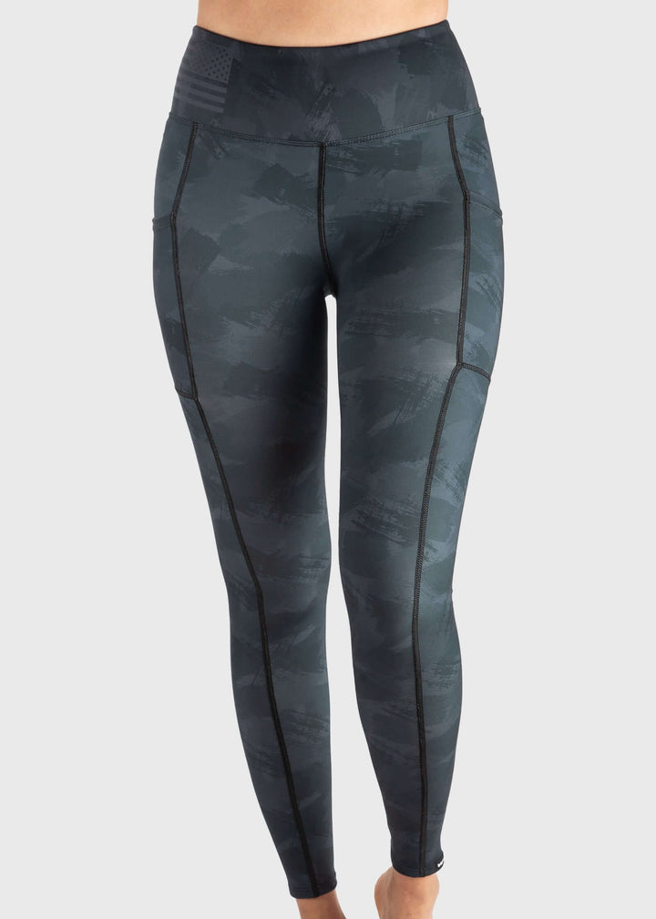 Feel the freedom to move with the 4-way stretch fabric that provides ultimate flexibility, durability, and comfort. The wide waistband comes with built-in elastic for a secure fit while you conquer the outdoors in your Blackout Camo Pocketed Leggings. With deep side pockets and no inner leg seam, you&