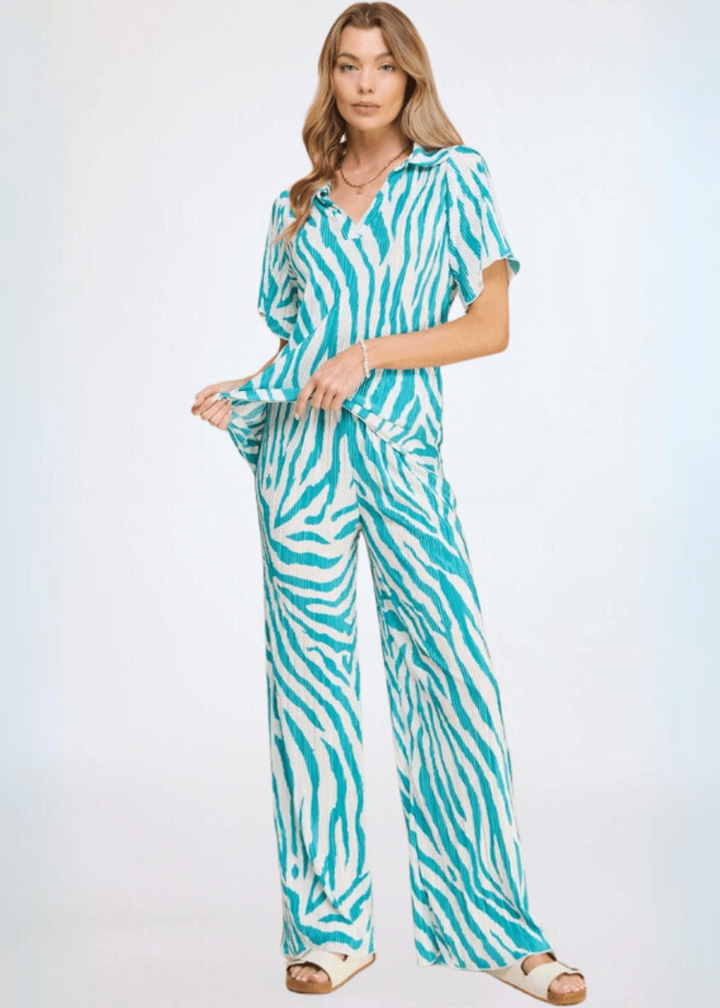 Turquoise Zebra Pleated Set Collared Short Sleeve Top Elastic Waist Bottoms Pleated Pants Crinkled Fabric Very Lightweight 100% Polyester Made in USA