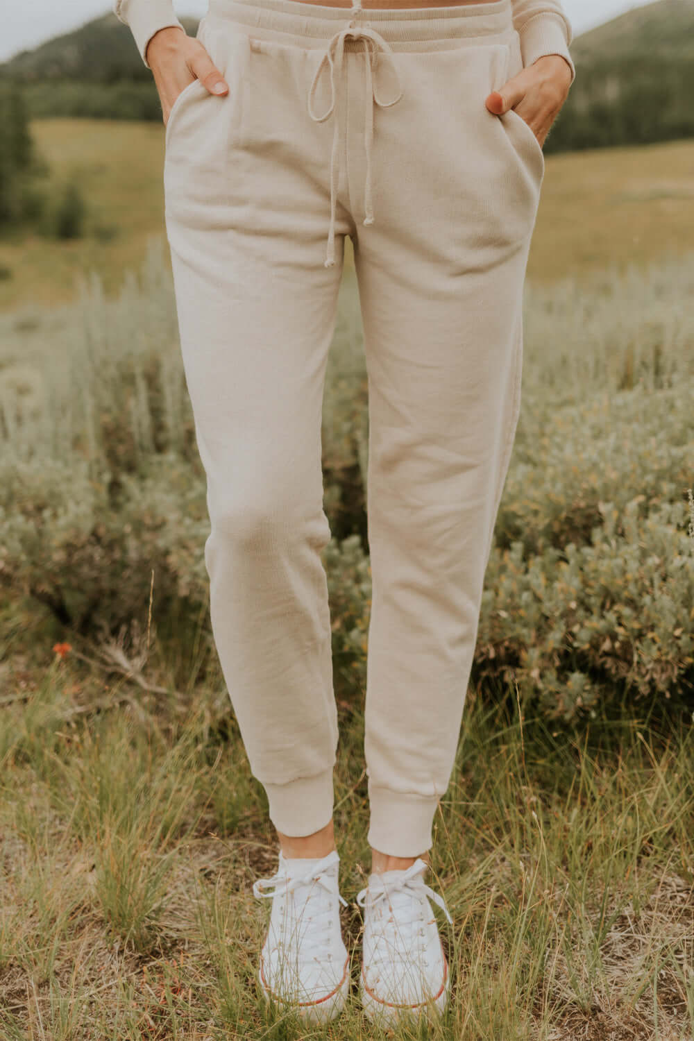 This vintage inspired joggers are made from light-weight 100% organic cotton. Wear this on a cozy coffee date or a movie night in with friends.