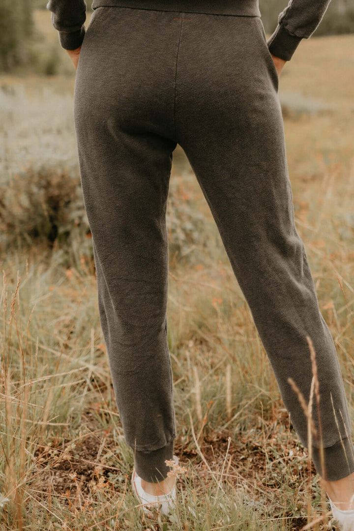This vintage inspired joggers are made from light-weight 100% organic cotton. Wear this on a cozy coffee date or a movie night in with friends.