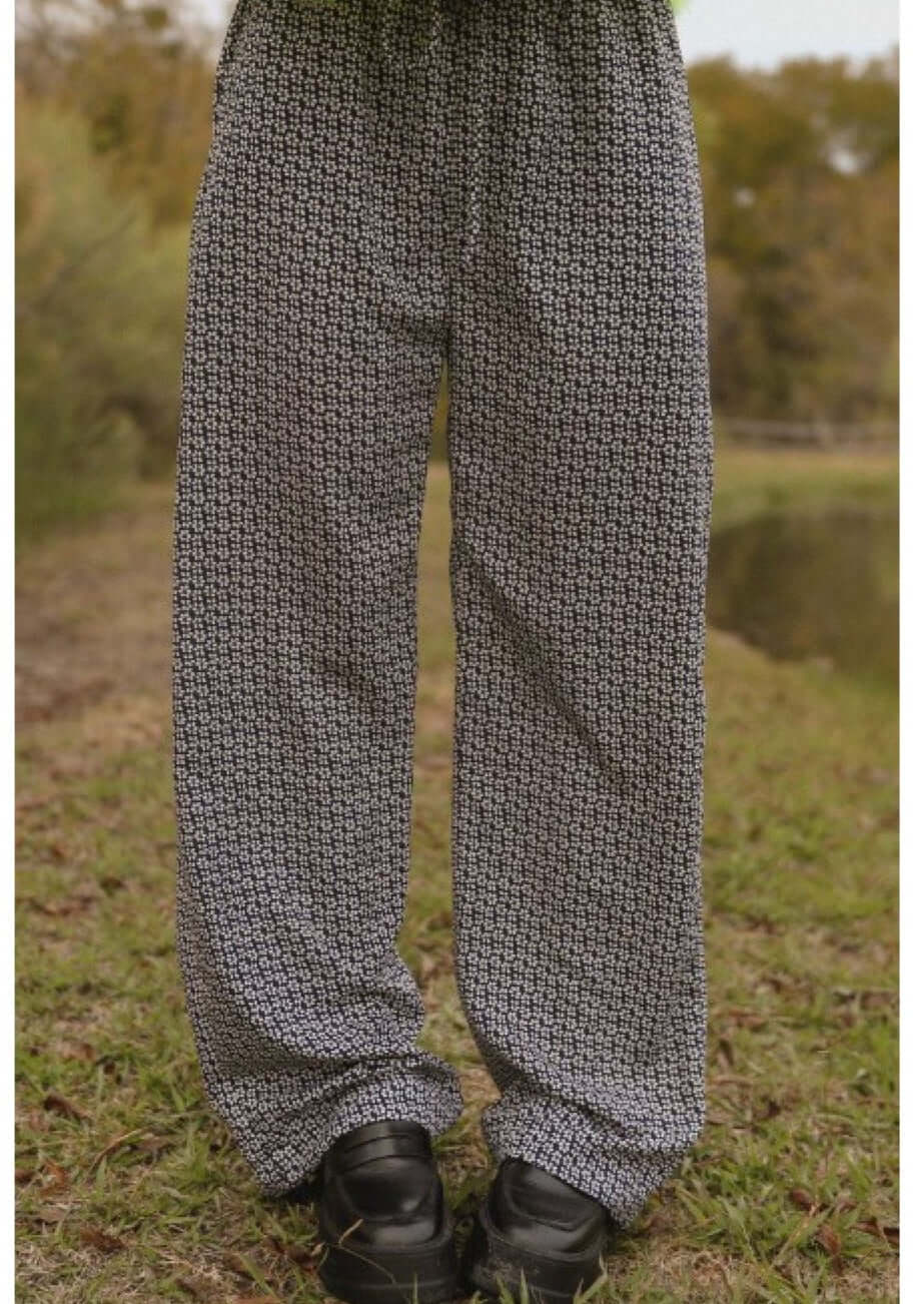 If She Loves Ladies Vintage Flower Pattern Relaxed Fit Pull-On Style Pants with Elastic Waist in Navy &amp; White | Made in USA | Women&